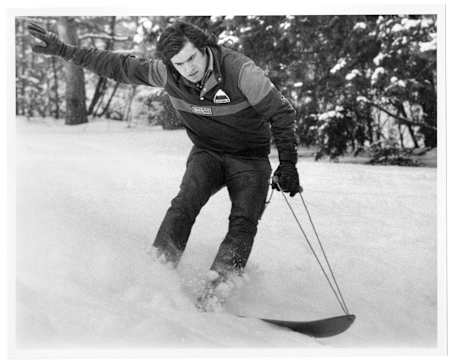 Jake sur une première version d'un snowboard contrôlé par une corde.