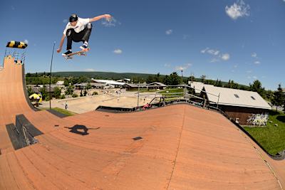 Le skateur pro Madars Apse plaque un ollie en skateboard sur une rampe en Pennsylvanie.