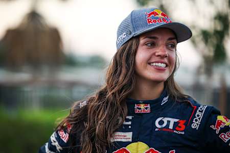 Cristina Gutiérrez, del Red Bull Off-Road Junior Team, durante la ceremonia del podio del Abu Dhabi Desert Challenge 2021 en Abu Dhabi, Emiratos Árabes Unidos, el 11 de noviembre de 2021.