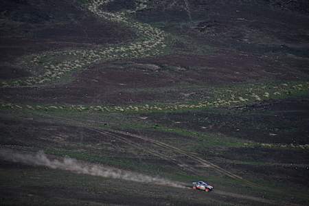 Carlos Sainz y Lucas Cruz en su Audi RS Q e-tron E2, del equipo Audi Sport, durante la etapa 1 del Dakar 2024 el 6 de enero de 2024 entre Al-Ula y Al Henakiyah, Arabia Saudita