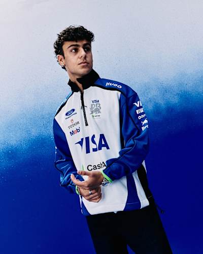 Arvid Lindblad aparece en una foto antes de la nueva temporada de F1 con Visa Cash App Racing Bulls. 