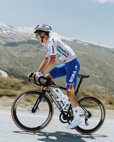 Florian Lipowitz de Red Bull - BORA - hansgrohe lors d'un entraînement dans les montagnes de la Sierra Nevada avant le Tour de France 2025.