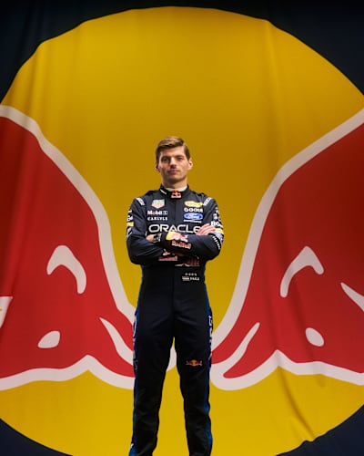 Max Verstappen posiert am 19. Januar 2026 in Detriot, USA, mit dem Sparco-Rennanzug von Oracle Red Bull Racing für die Saison 2026.