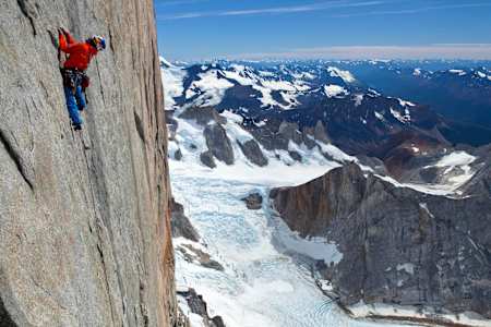 Escalade : David Lama lors de la première ascension en libre de l'arête Sud-Est du Cerro Torre.