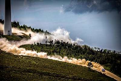 A photo of WRC driver Dani Sordi and freeride mountain bike rider Andreu Lacondeguy setting off down the Lousã hill, leaving behind dramatic plumes of dust.