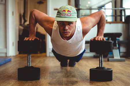 Le rider de VTT descente Laurie Greenland s'entraîne avec des haltères à Bristol, au Royaume-Uni, le 11 mars 2020.