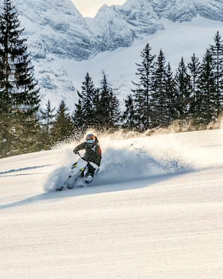 Marcel Hirscher brettert nicht nur auf Skiern durch den Schnee am Annaberg.