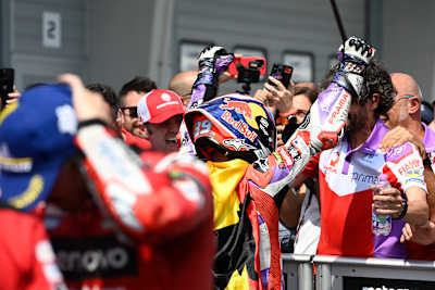 Jorge Martín celebra su victoria en el Gran Premio de Alemania de MotoGP en Sachsenring, 2023.