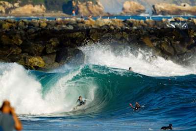 Jamie O'Brien surfea en The Wedge, Newport Beach, California, Estados Unidos