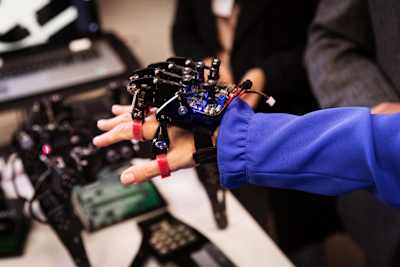 Wootzkin’s robotic simulator on a human hand