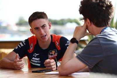 Pedro Acosta en conversación con un miembro de su equipo antes de la carrera de Moto2 en Jerez en abril de 2023.