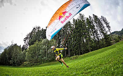 Aaron Durogati en acción durante el Red Bull Dolomitenmann en Lienz, el 9 de septiembre de 2017.