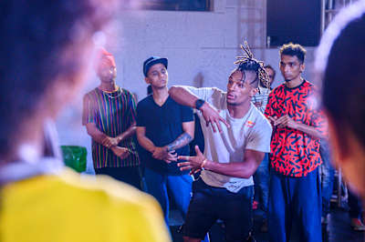 Neguin ține un workshop la Red Bull BC One Camp în Mumbai, India