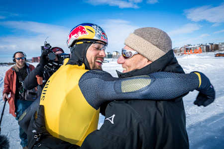 Kjeld met zijn vader na de snelheidsrecordpoging