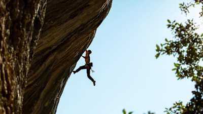 Le grimpeur professionnel français Jérémy Bonder escalade la voie côtée 9a+ sur la falaise Super Crackinette à Saint-Léger.