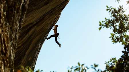 Le grimpeur professionnel français Jérémy Bonder escalade la voie côtée 9a+ sur la falaise Super Crackinette à Saint-Léger.