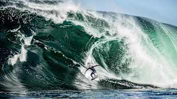 L'Australien Mick Fanning surfe une vague à Shipstern Bluff en Tasmanie, spot du Red Bull Cape Fear.