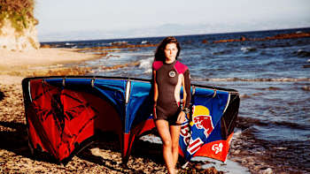 Gisela Pulido posa con su equipo de kitesurf en la playa de Tarifa.