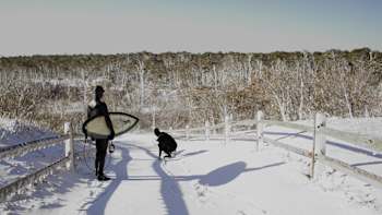 Balaram Stack e Kolohe Andino alle prese con le tavole da surf nell'inverno di New York.