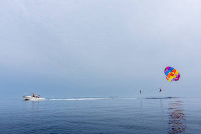 Estónec Jaan Roose počas prelomového prechodu po slackline z parasailu na loď, ktorá ho ťahala, na Maldivách v roku 2025.