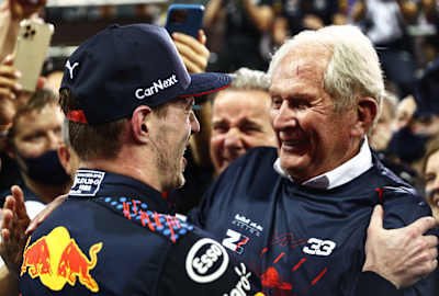 Max Verstappen y Helmut Marko celebran el título mundial.