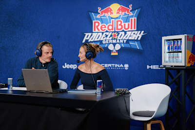Das Kommentatoren-Team beim Creator Cup des Padel Dash 2026 - inklusive Padel Pro Vici Kurz (rechts)