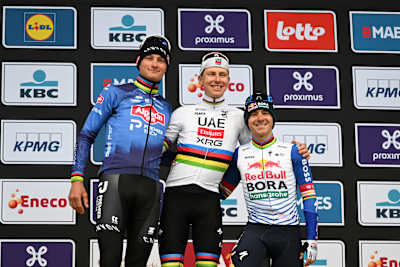 Mathieu van der Poel, Tadej Pogacar y Remco Evenepoel en la ceremonia del podio tras la 110ª Vuelta a Flandes el 5 de abril de 2026.
