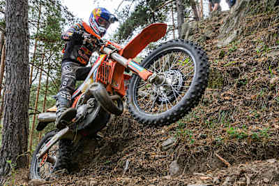 Championship chase: Manuel Lettenbichler charges through the field at Red Bull Romaniacs 2022.