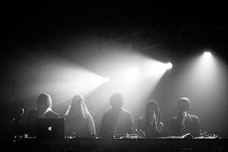 「ドローンは深いリラクゼーション効果が得られる」（Philippa Neels）