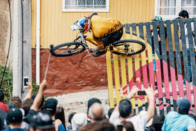 Le ycliste tchèque Tomas Slavik ride sur la piste de la compétition de descente VTT urbaine Red Bull Valparaiso Cerro Abajo, à Valparaiso au Chili.
