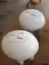 ペイント工程を待つヘルメット