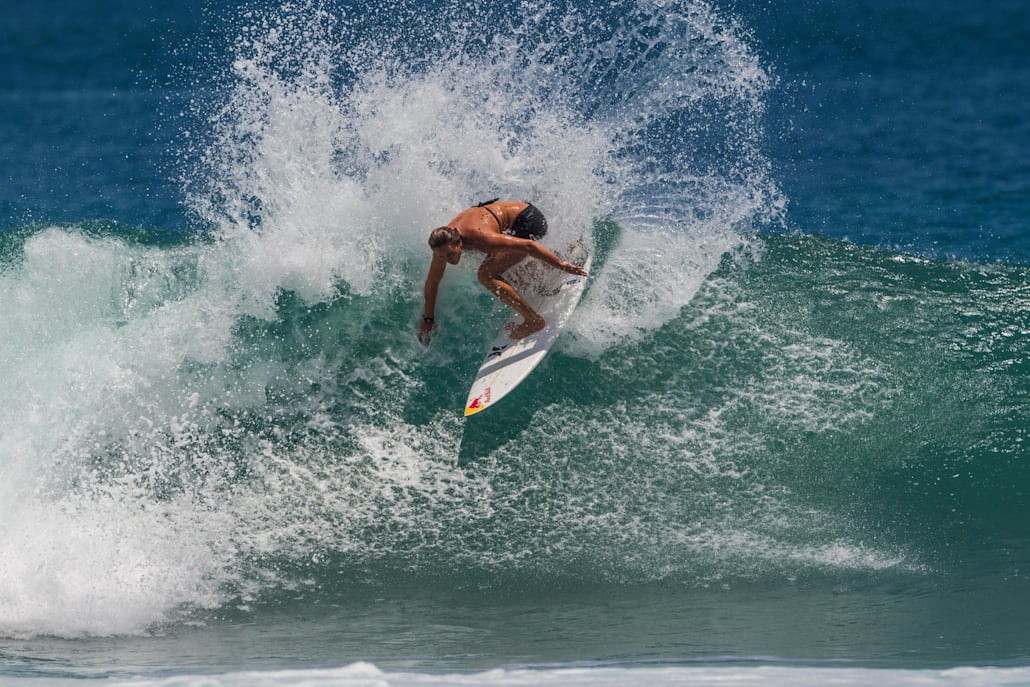 Carissa Moore pose un turn