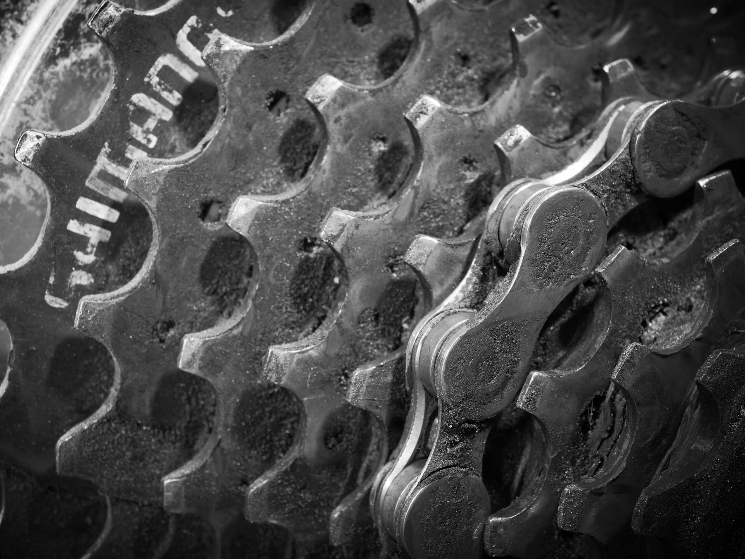 Detalle de un cassette de bicicleta sucio.