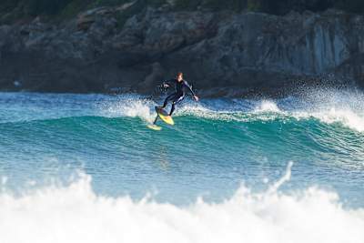 Hawaiis Surf-Profi Kai Lenny surft im spanischen Zurriola auf einem Foil-Board.