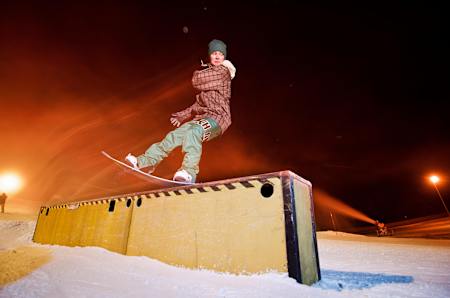 Railslide bei Flutlicht im Snowpark von Talma.