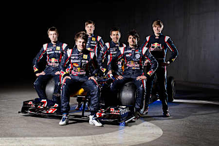 Foto de equipo del Red Bull Junior Team (de izquierda a derecha) Daniil Kvyat, Lewis Williamson, Stefan Wackerbauer, Alexander Albon, Carlos Sainz y Callan O'Keefe en Salzburgo, el 10 de abril de 2012