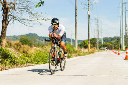 Un cycliste à l'Ironman de Subic, aux Philippines, le 6 mars 2022. 