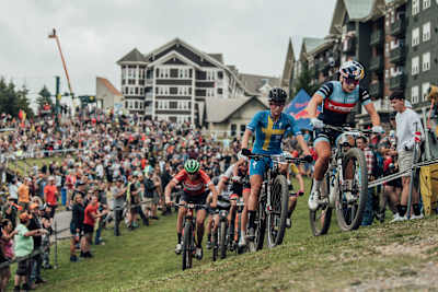 Les rideuses s'affrontent sur la piste de la course sprint XCC de la Coupe du monde de VTT cross-country 2021 à Snowshoe aux États-Unis.