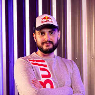 Óscar “Mixwell” Cañellas, creador de contenido, posa para un retrato como atleta Red Bull.