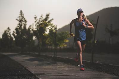 Un femme court dans la rue lors d'une seance de running à Santiago au Chili.