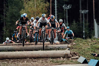 Competidores durante el UCI XCC en Nove Mesto na Morave, República Checa el 2 de octubre, 2020