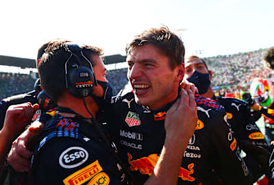 Max Verstappen is blij na het behalen van een podium in Mexico