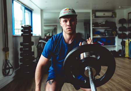 Laurie Greenland se antrenează în Bristol, Regatul Unit, pe 11 martie 2020.