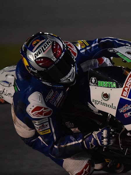 Le pilote Moto3 Enea Bastianini et son logo en action.