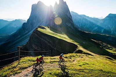 Andreas Tonelli et Tobias Woggon roulent en VTT, le matin devant la montagne Secede, au-dessus de Val Gardena, dans les Dolomites, en Italie.
