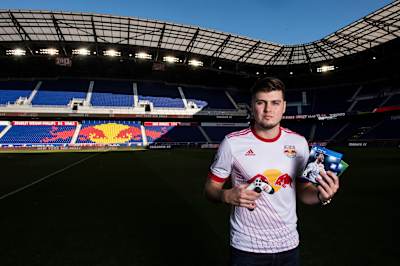 Michael Labelle vistiendo la camiseta del New York Red Bulls.