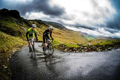 Deux cyclistes attaquent l'ascension du col Hardknott en vélo de route.