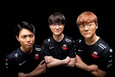 활짝 웃는 T1 선수들