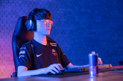 Faker, joueur professionnel de League of Legends au sein de T1, s'entraîne devant son ordinateur en novembre 2020.