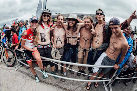 Emily Batty posa con fanáticos en la Copa del Mundo UCI XCO en Mont Sainte Anne, Canadá, el 6 de agosto de 2017.